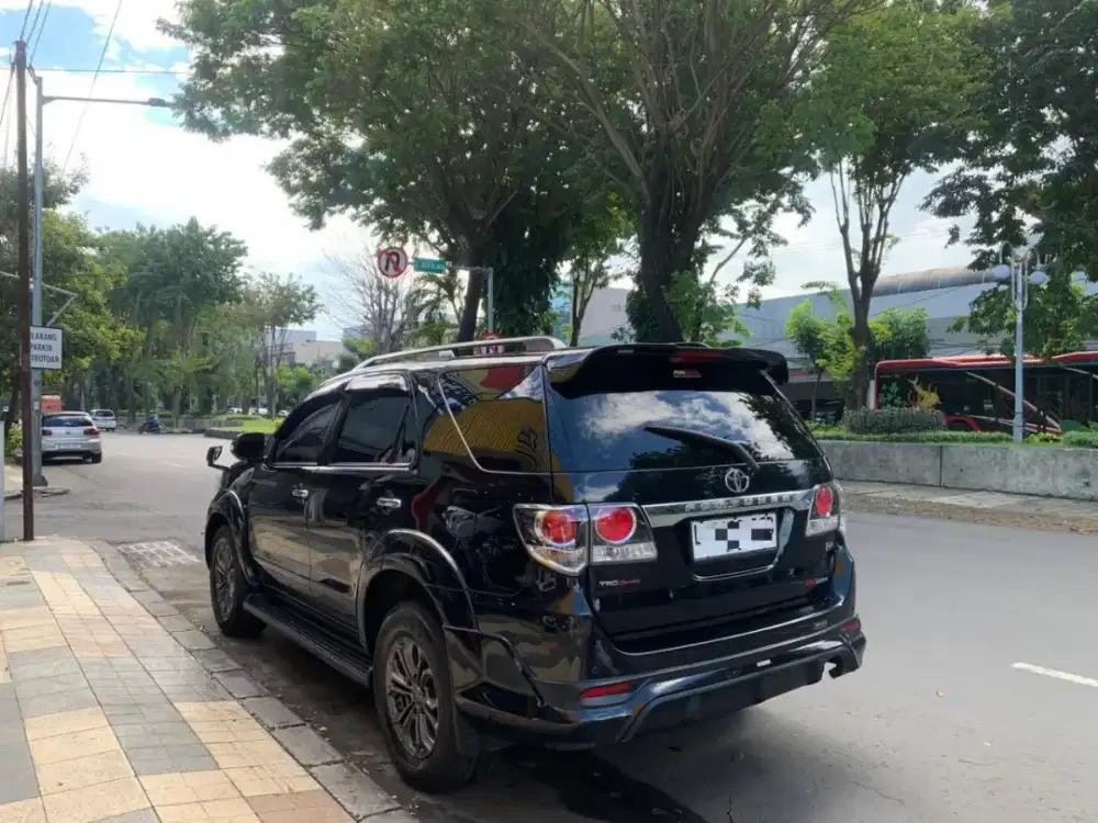 Fortuner 2.5 VNT TRD Diesel Manual 2015 Hitam KM Rendah