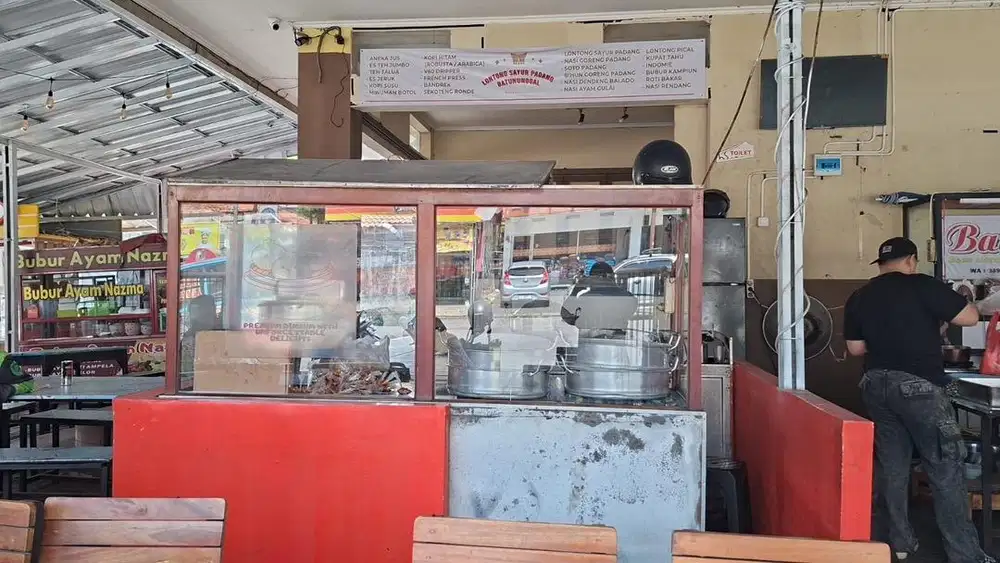 Mencari pegawai jaga stand