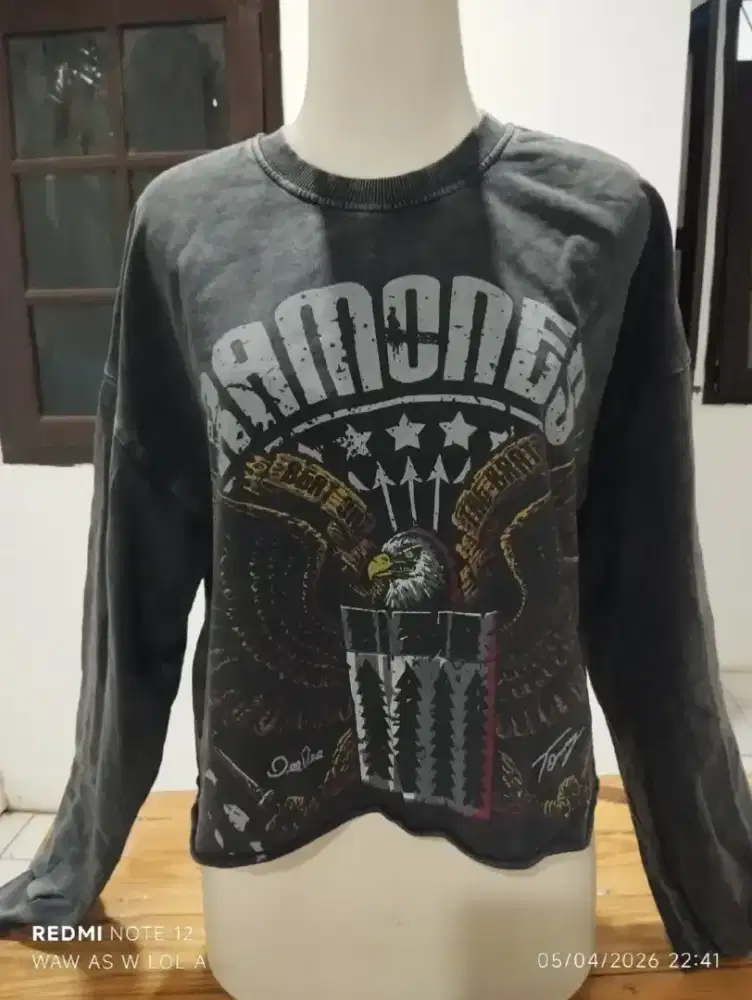Baju dan rok itam ya satu set