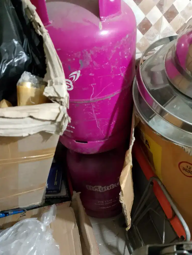 Dijual freezer ,show case,tabung gas 12kg