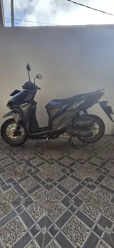 Motor Vario 125 warna hitam