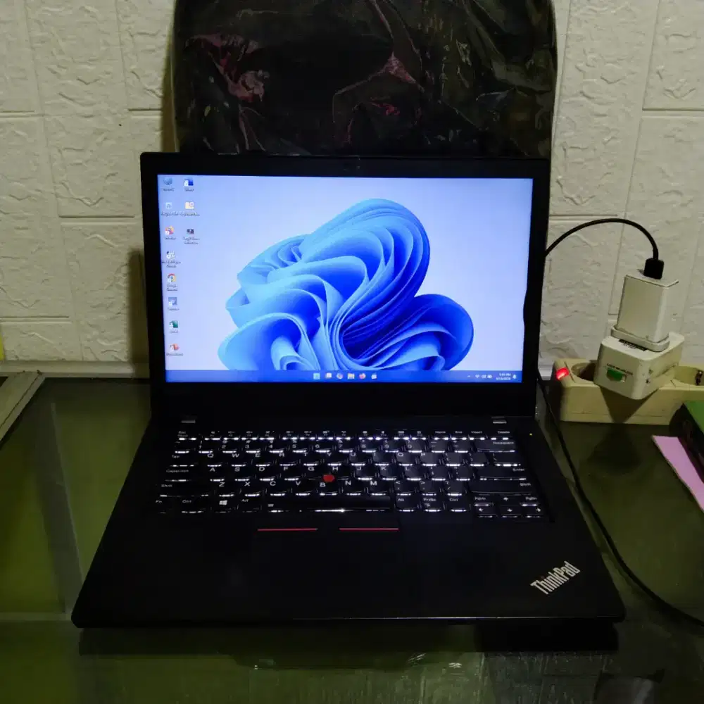 Lenovo thinkpad t470 core i5 ram 8gb ssd M2 128gb keyboard nyala