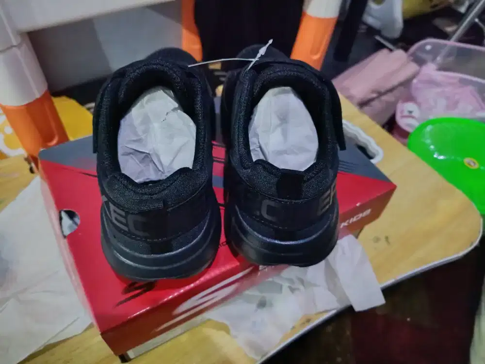 Sepatu sekolah SKECHERS