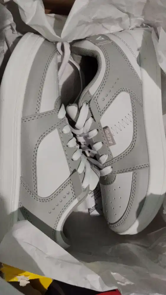 Sepatu aerostreet hoops low 2.0 putih abu