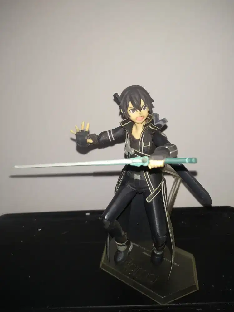 Action figure Kirito dari seri anime Sword Art Online