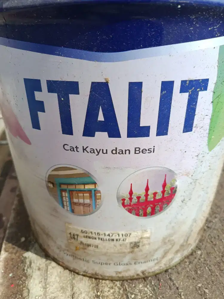 Cat kayu dan besi