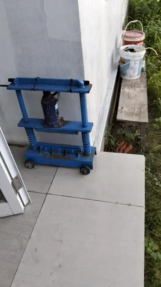 Alat potong paving block bekas