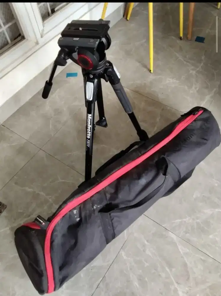 Tripod manfrotto 190x , plus fluid dan bag