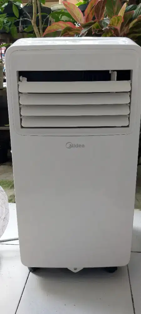 Dijual AC portable merk Midea 1/2 PK kondisi mulus jarang dipakai