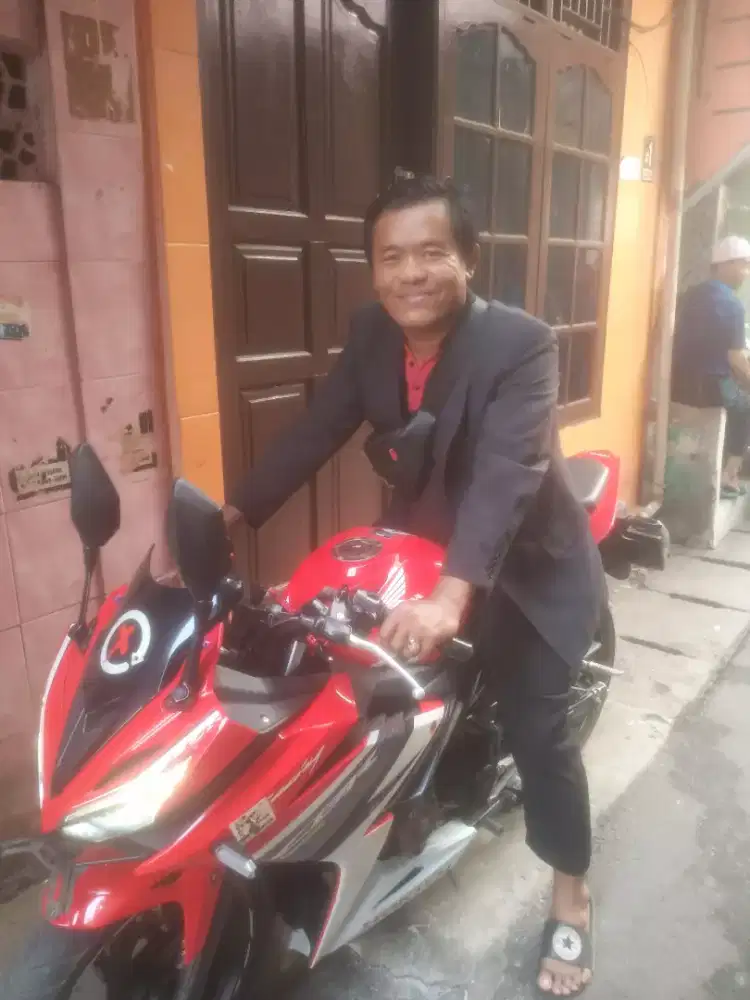 Di jual Motor CBR 150R. SS LENGKAP. KEPEMILIKAN ORANG PERTAMA. KUNCI 2