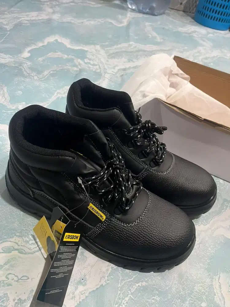 Di jual sepatu baru pria