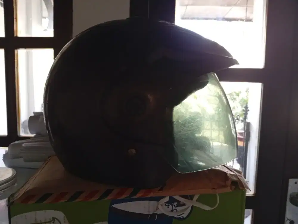 Helm merek makaci sni