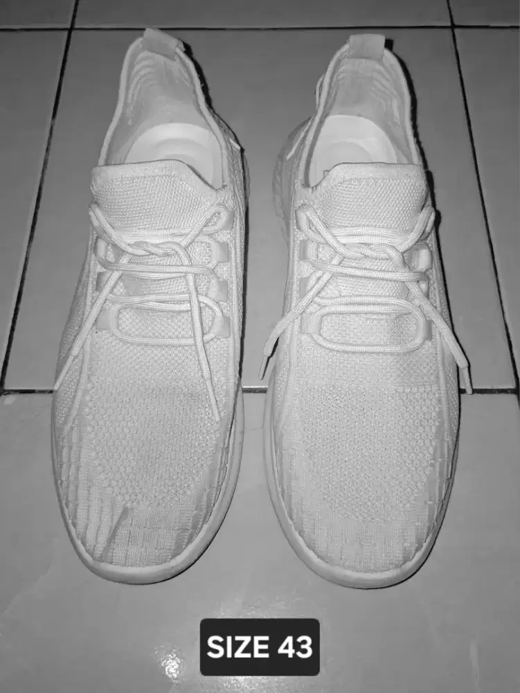 SEPATU SNEAKER SIZE 43