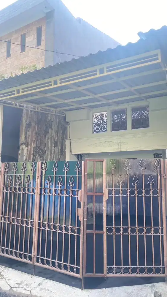 DISEWAKAN RUMAH 2 LANTAI -TAHUNAN