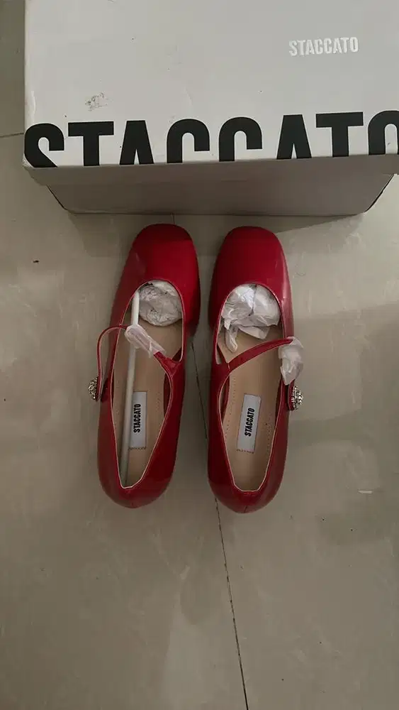 Sepatu wanita staccato