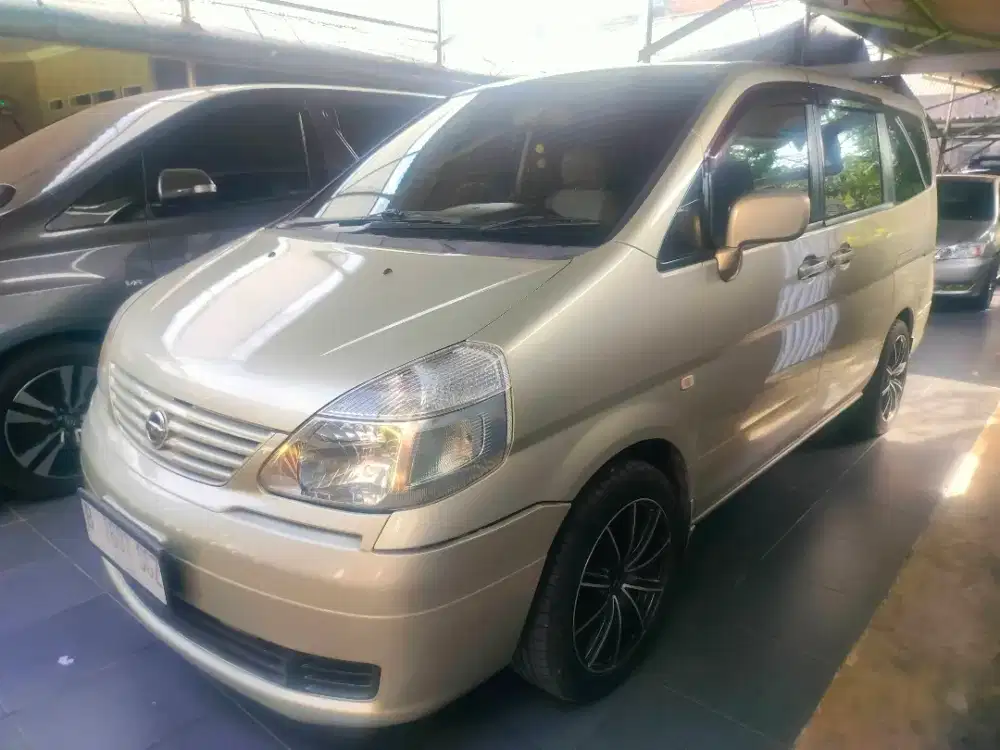 Nissan Serena CT matic th2006 tinggal gass