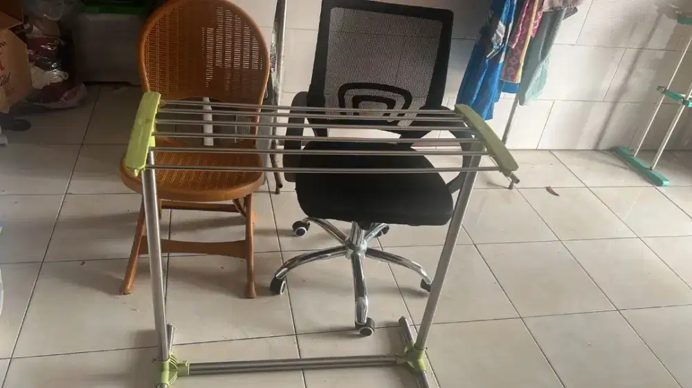 Kursi kantor, kursi lipat, dan jemuran handuk