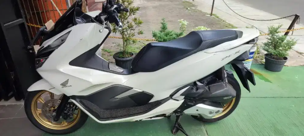 Honda PCX 150 CBS 2018 Putih Pajak Hidup KM 26 Ribu Surat Lengkap