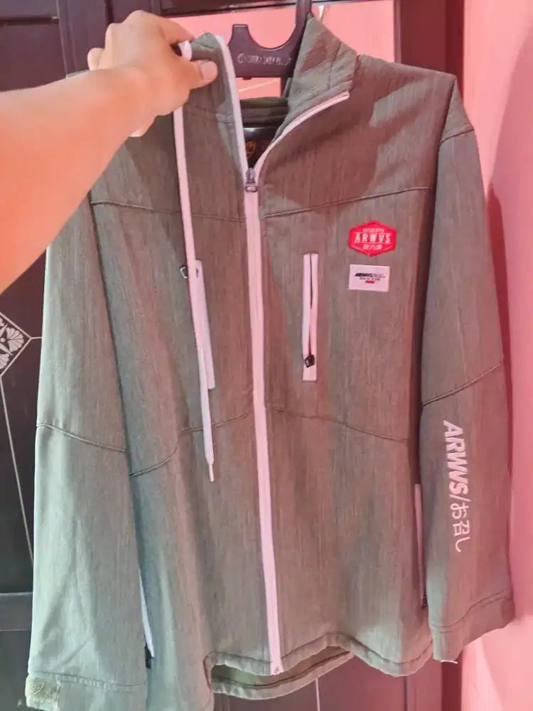 Jaket ARWS, dan tas selempang eiger
