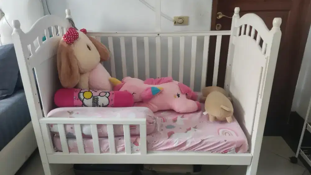 Tempat tidur bayi