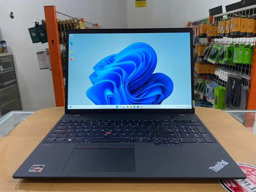 Lenovo ThinkPad T16 Amd Ryzen 7 Pro 6850U Ram 16GB SSD 512GB Touchcren