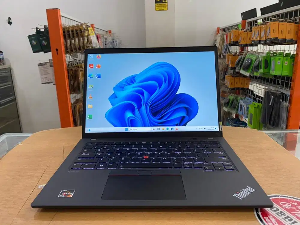 Lenovo ThinkPad P14S G3 Amd Ryzen 7 Pro Ram 16GB SSD 512GB VGA 8GB
