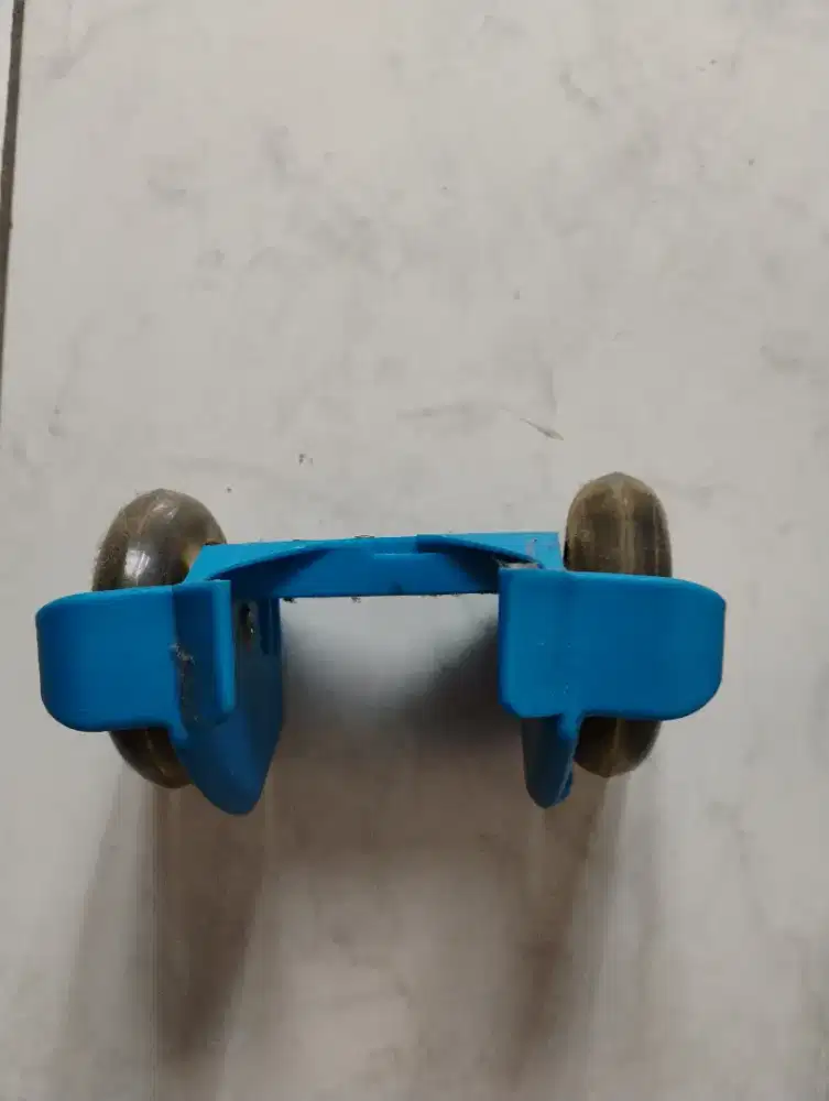 Roda sepatu biru