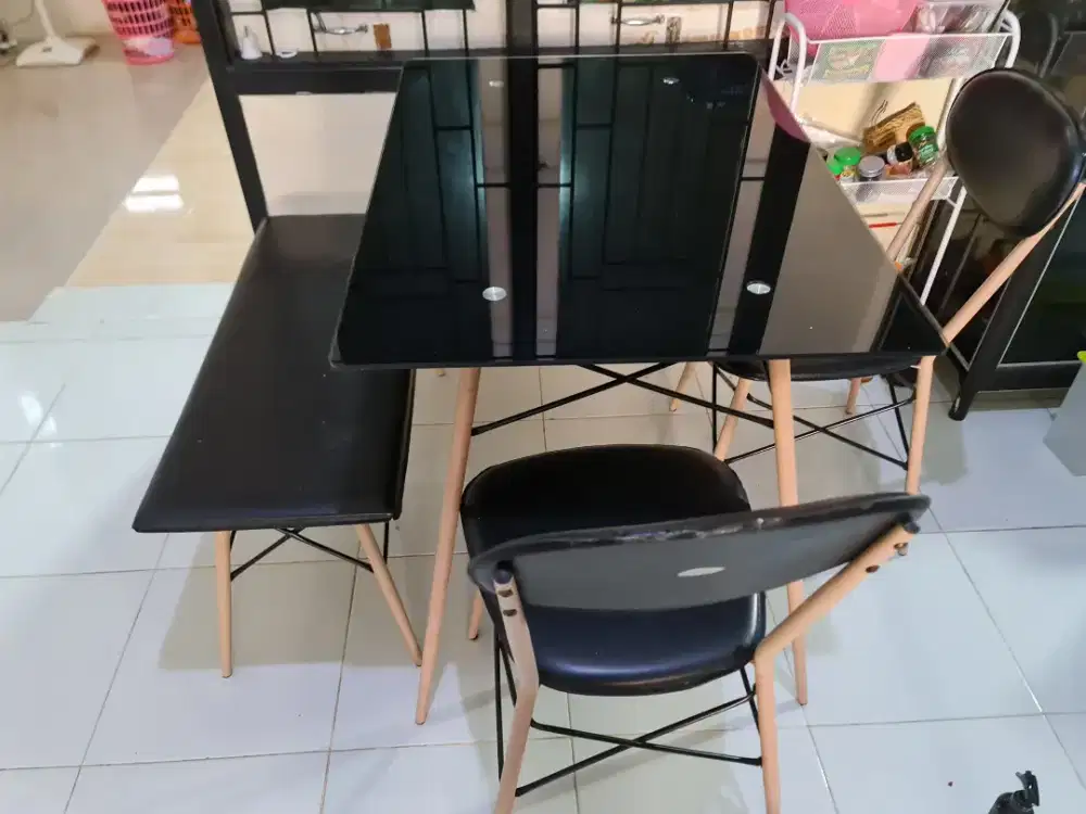 Meja makan informa