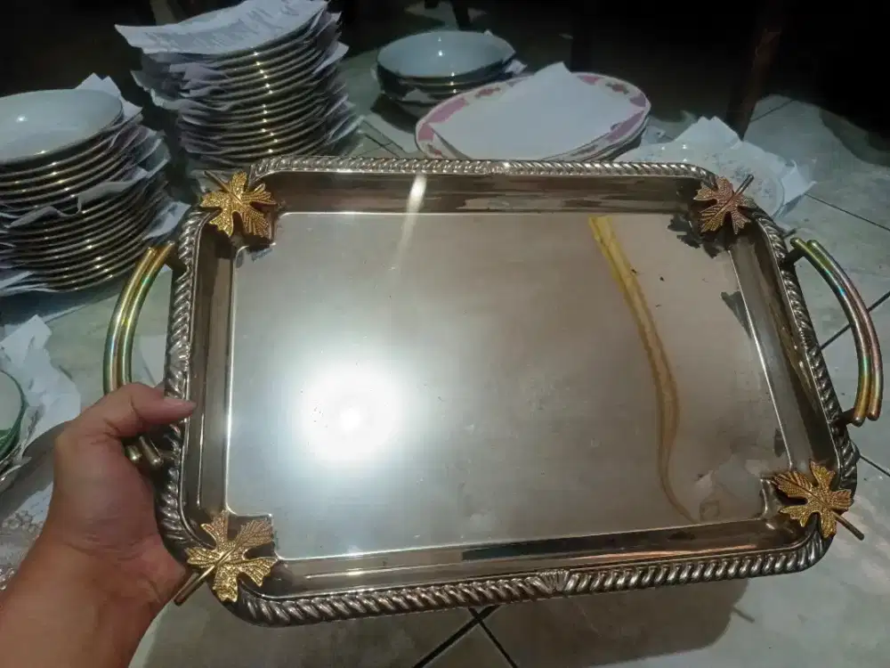 Peralatan Makan Piring sendok garpu nampan
