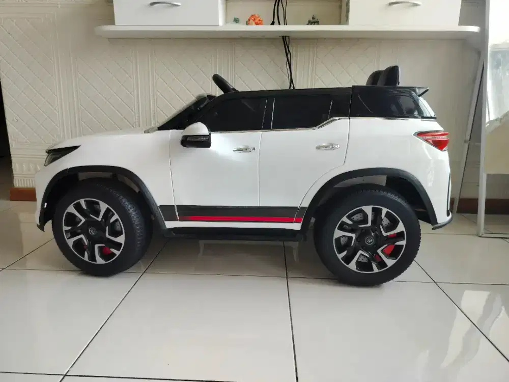 Jual Mid condition Mobil Fortuner aki anak + sepeda