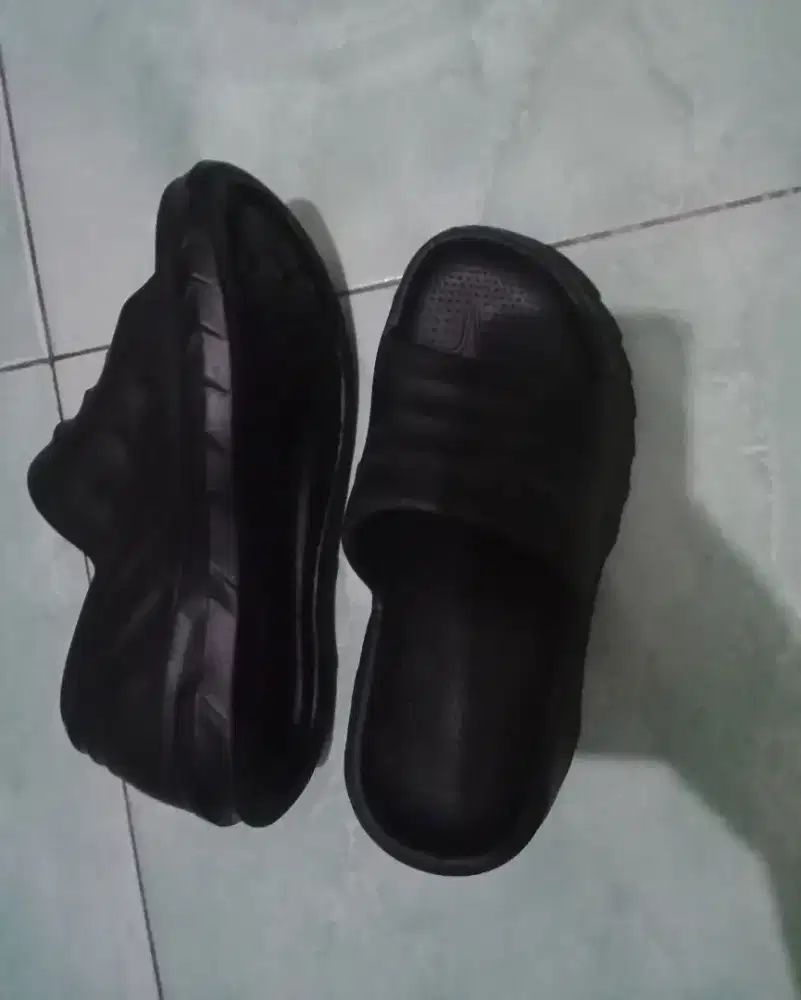 Di jual Sandal Wedges, Kondisi Barang Baru, Harga Murah, Lokasi Jogja.