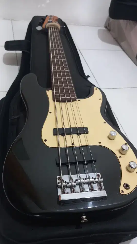 Squier precision bass standar V (5 string)
