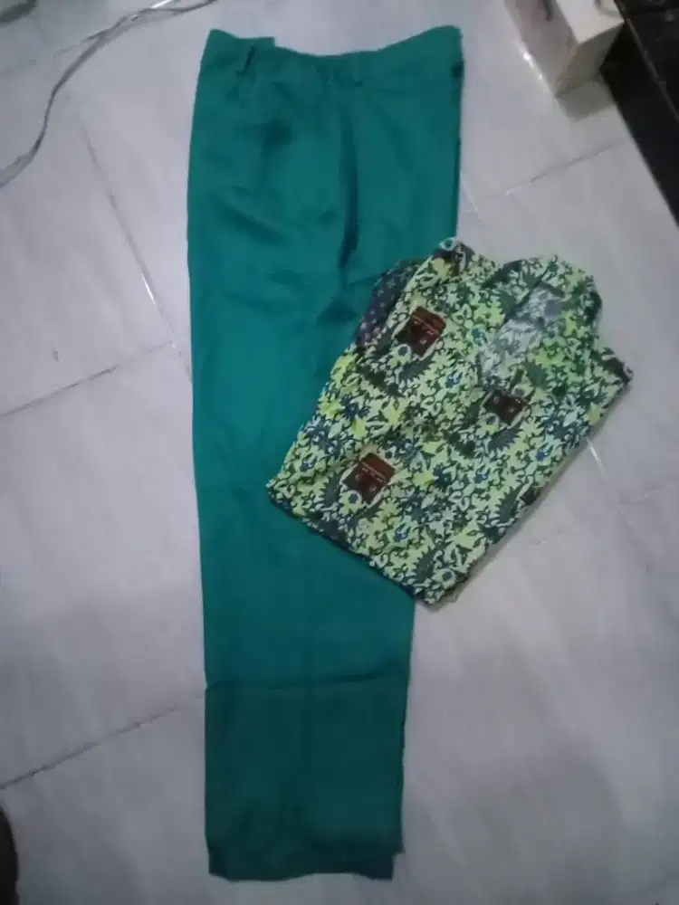 Setelan baju batik SMPN 9 Surabaya