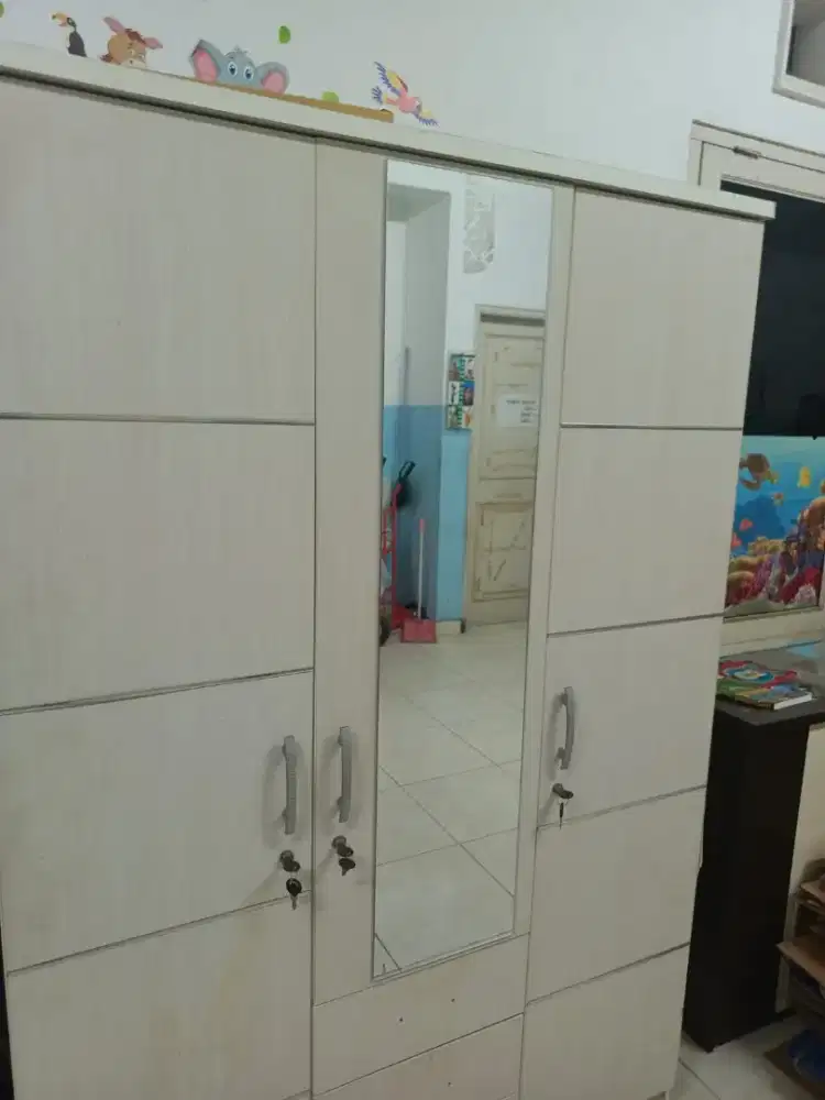 Lemari pakaian putih 3 pintu
