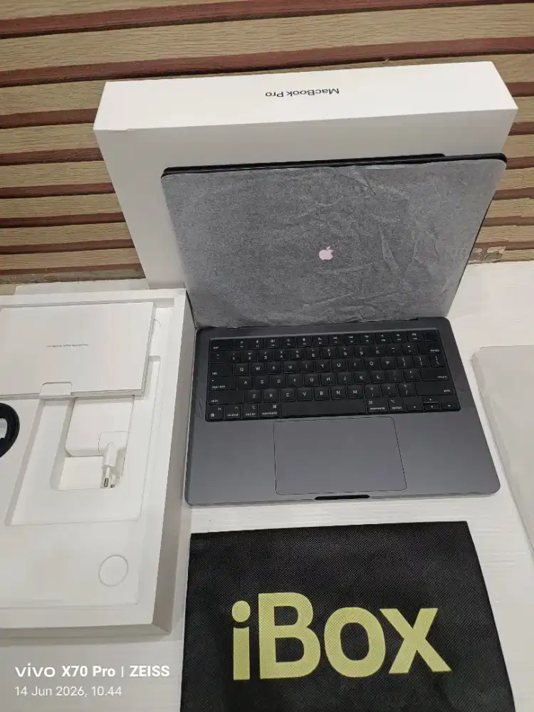 Macbook Pro M4 16/512gb 14-inch Baru aktiv 2 hari Garansi Resmi iBox