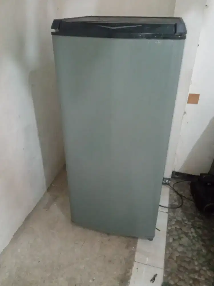 Kulkas aqua 1 pintu lampu hidup ga dingin