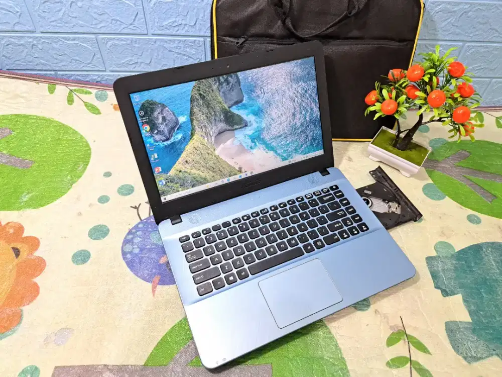 Asus X441U core i3 gen 7 siap pakai lancar jaya limited edition