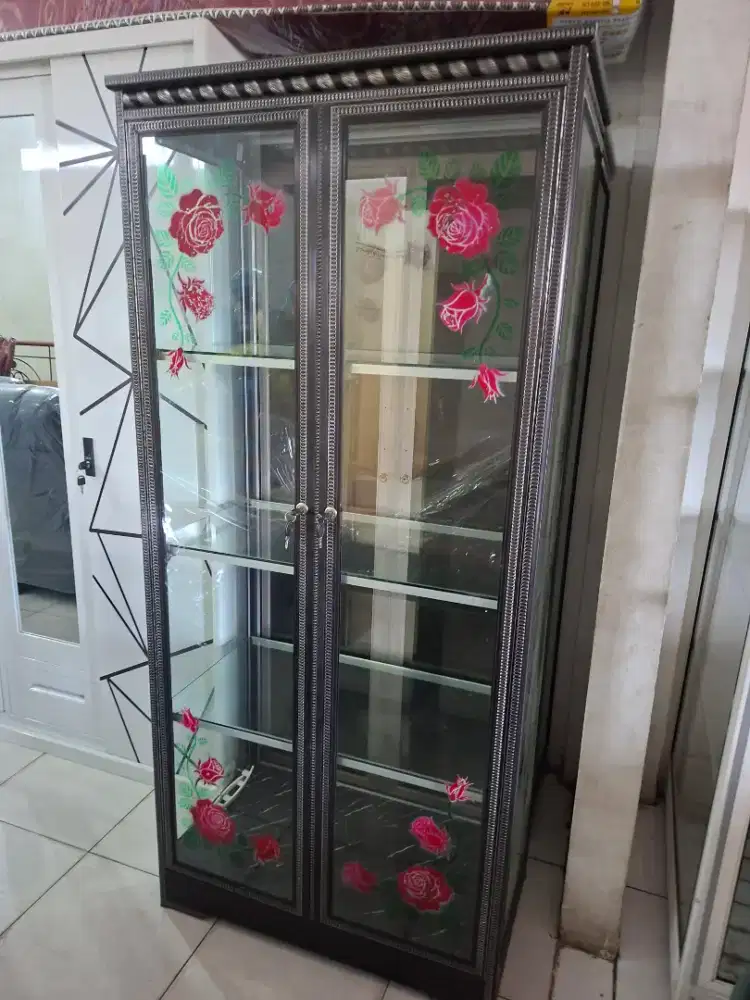 Lemari kaca 2 pintu full rak kaca warna coklat