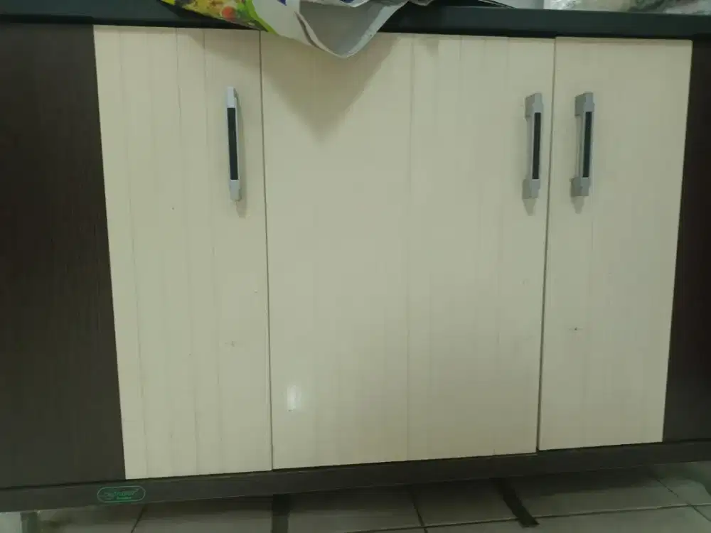Lemari 3 pintu kecil
