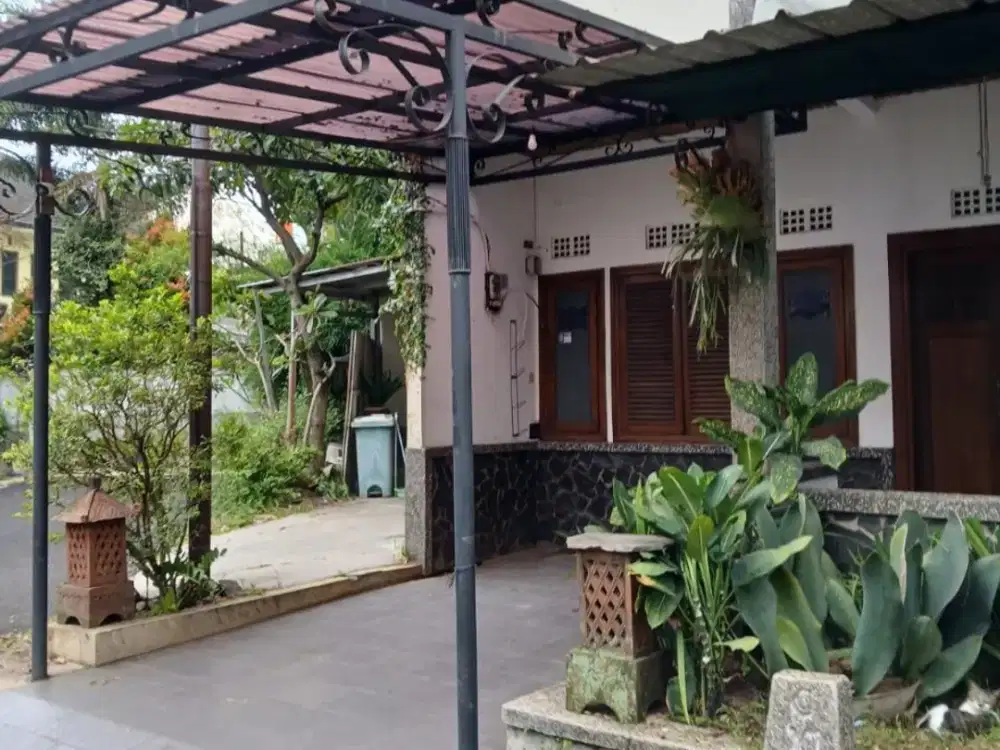Rumah hook Bagus Siap Huni strategis depan taman Di Antapani Bandung
