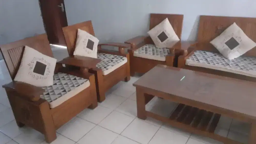 Dijual satu set kursi ruang tamu