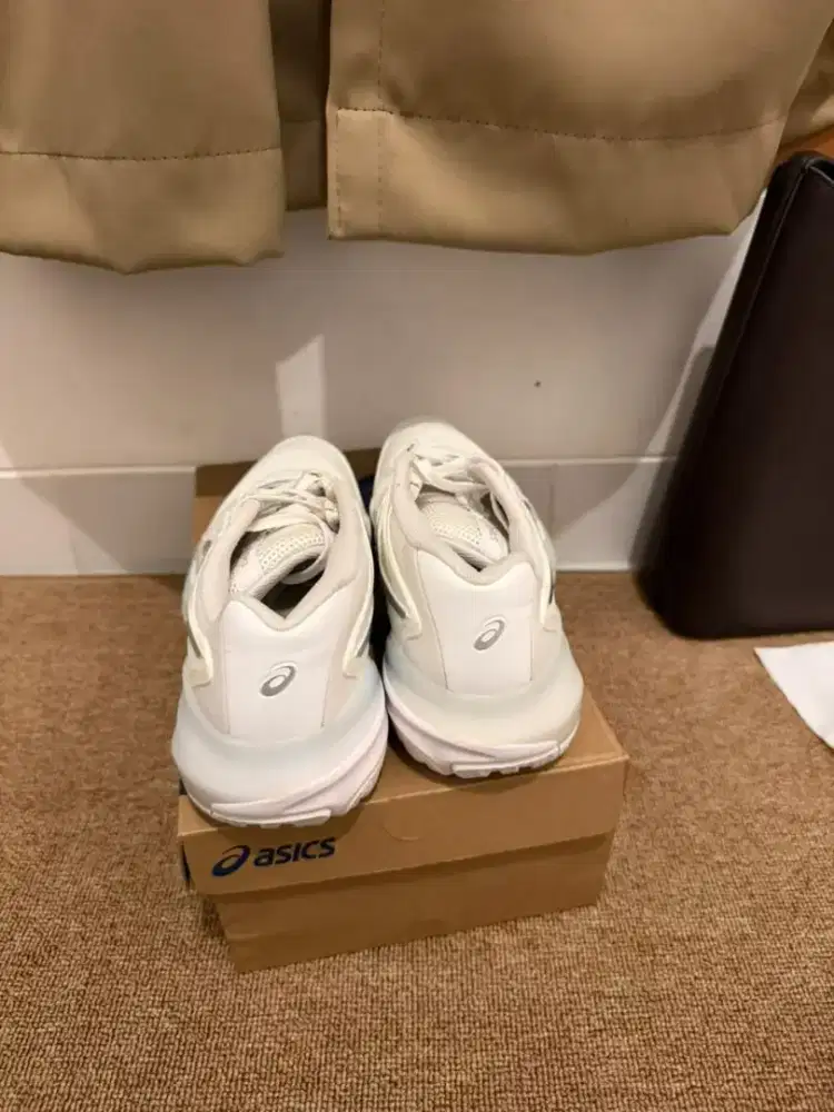 Sepatu tenis wanita