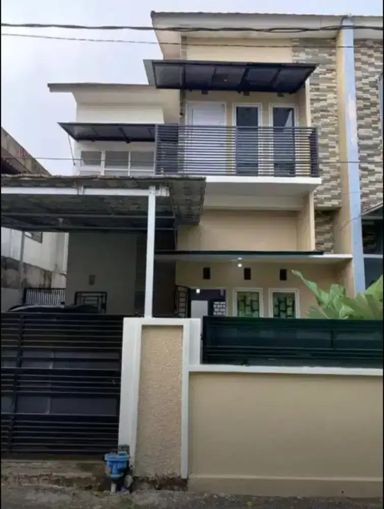 Dijual rumah Km. 5 ditengah kota 2 lantai dan siap huni Hrg : 1 Milyar