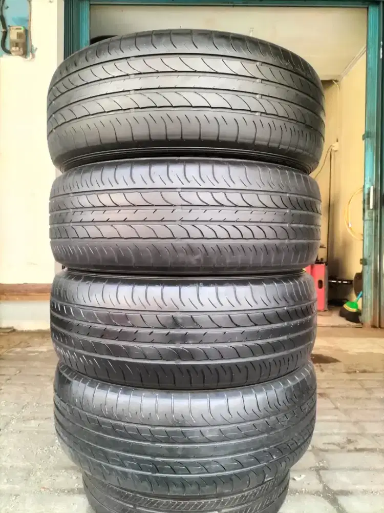 Ban 235/60 R18 Dunlop sp sportmaxx 050