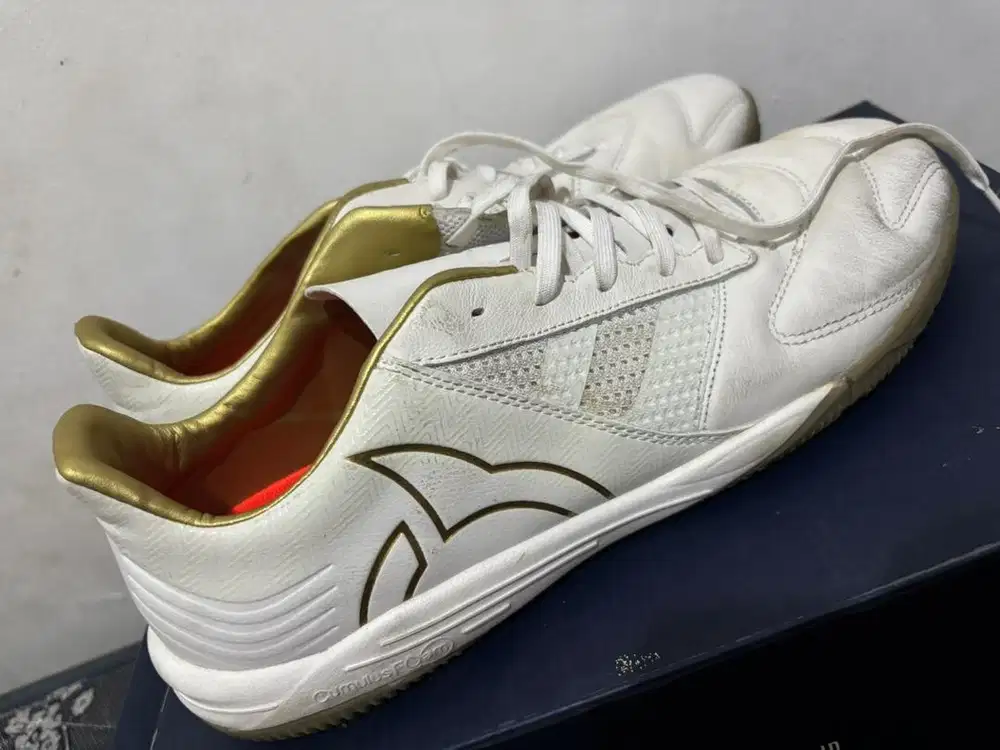 Ortuseight Sepatu Futsal Forte Axiom IN White Gold