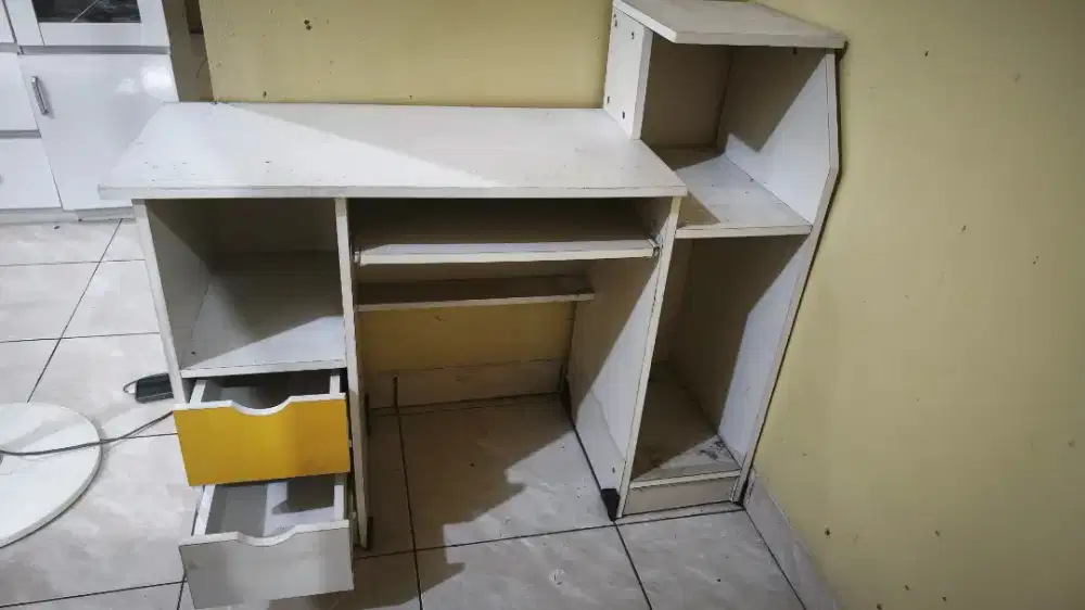 Meja belajar lengkap dengan rak