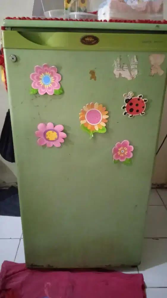 Bismilah.. Dijual sebuah kulkas second merka sanyo