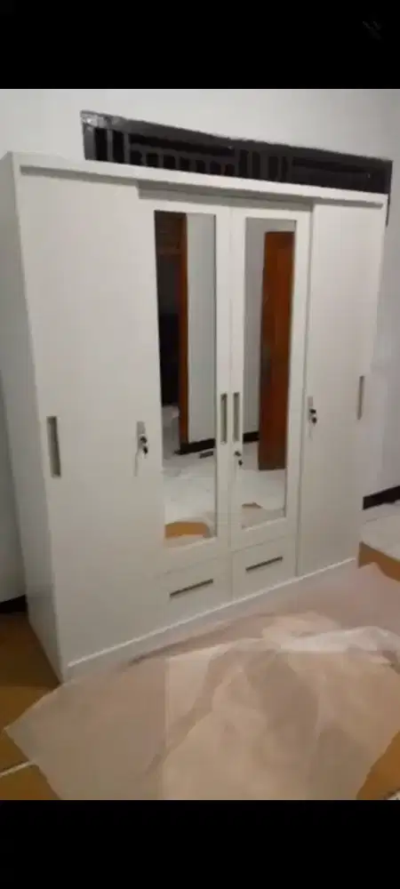 lemari pakaian sleding besi glosyy kaca 4 pintu foll besi