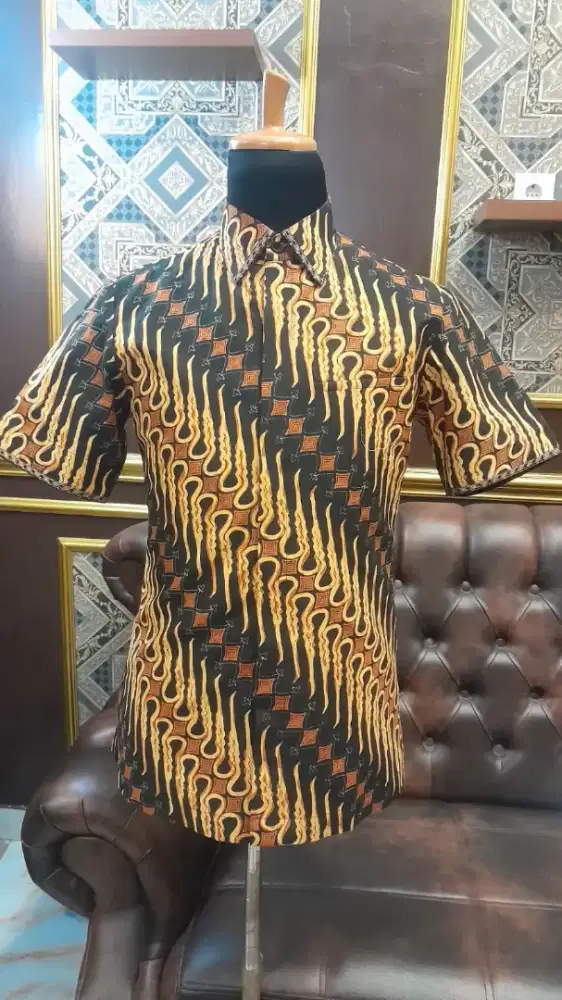 Sales wanita di toko textile/penjahit