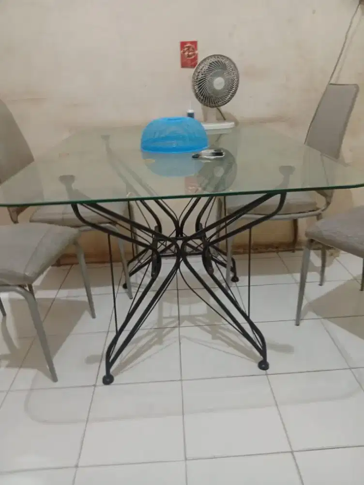 Dijual meja makan plus kursi kondisi ok